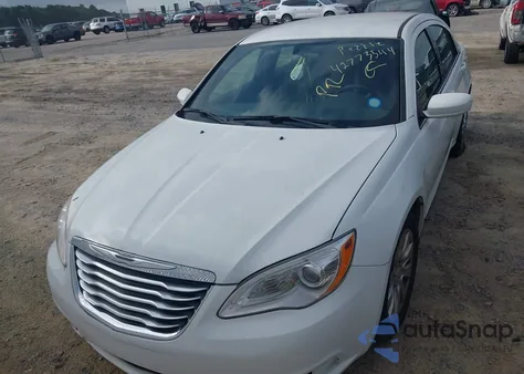2014 Chrysler 200 Lx z USA, uszkodzony, nr VIN 1C3CCBAB0EN142279